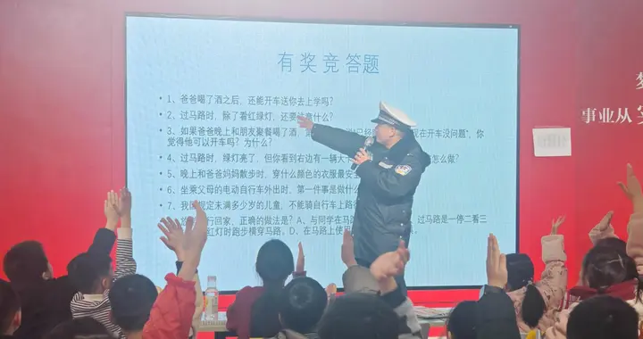 大通湖交警“花式”宣教进课堂 为学生寒假平安出行“充电”