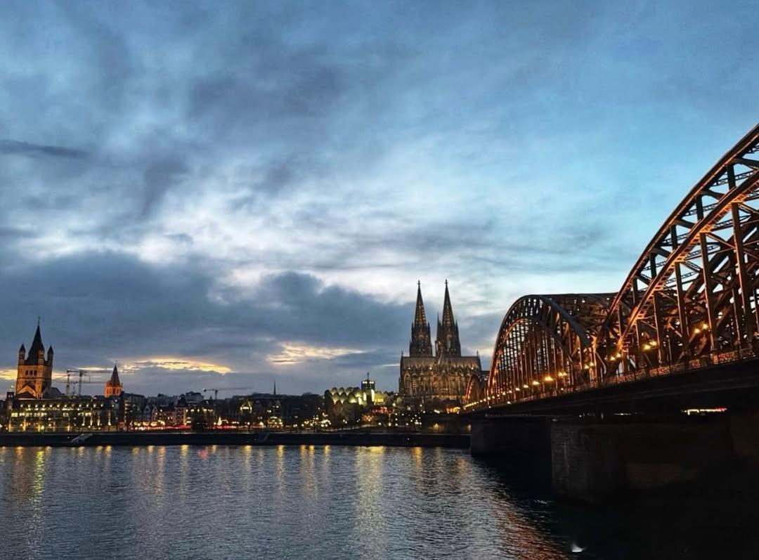 樊振东更新快拍🐼发来明信片（德国科隆的科隆大教堂与霍亨索伦桥 