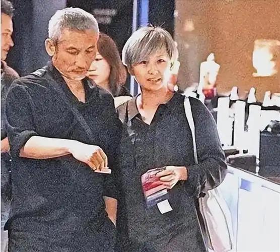 徐克的二婚老婆乐乐，40岁为爱染白发，和施南生相处和谐，互不打扰。
 
别被40