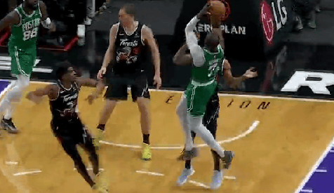 杰伦-布朗单打，对抗后侧着身体高难度抛投打进2+1