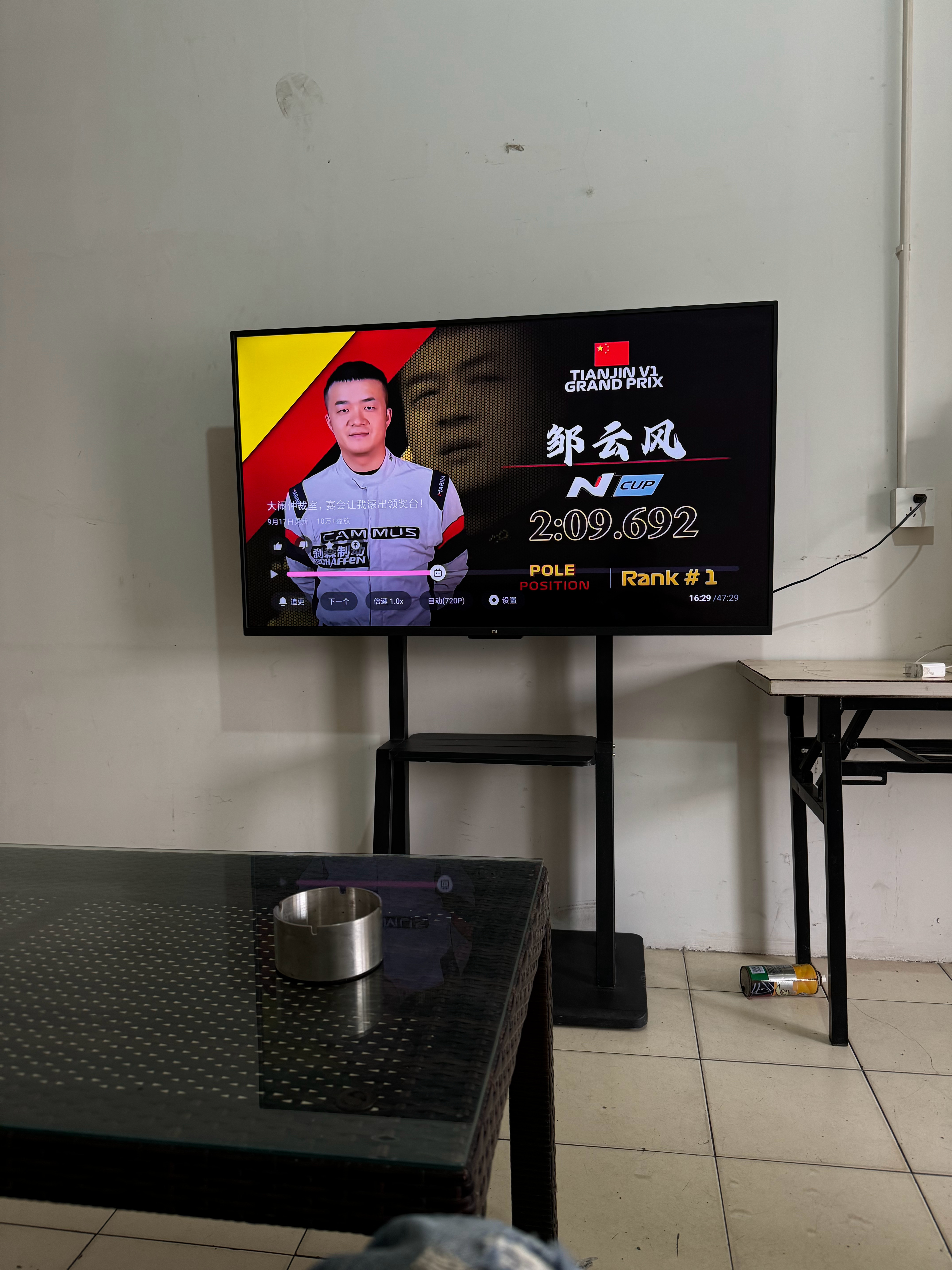 最近在忙着增加工位，增设一台新的举升机，于是顺带手收拾了一下休息室。把我6，7年