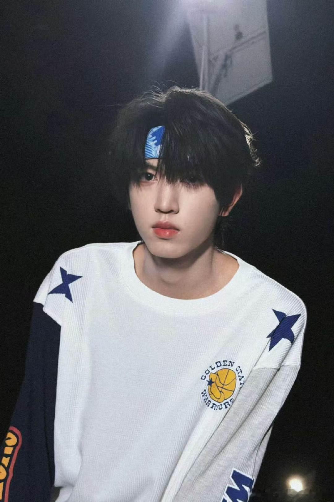 张桂源比小狗耳朵张桂源小巷出逃 张桂源比小狗耳朵真的好可爱啊 ​​​