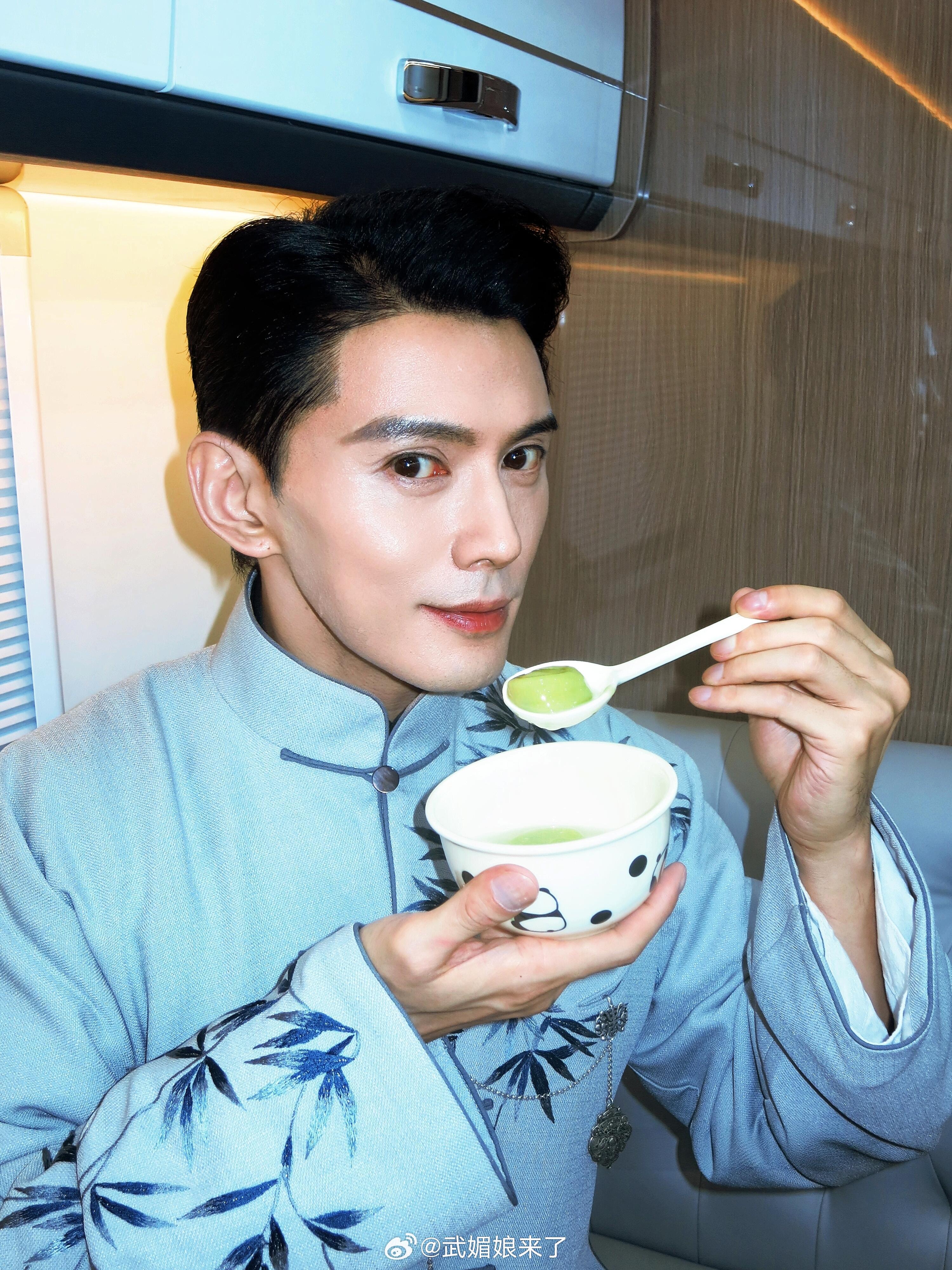 徐正溪元宵节吃的是绿色的汤圆 