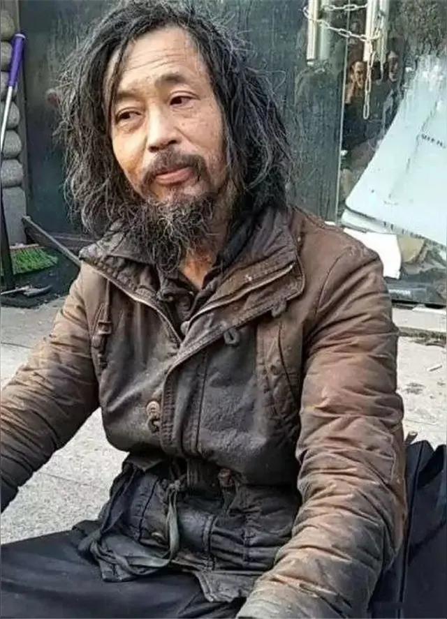 据说沈巍两次被人关进精神病院，一次是他的家人，一次是街道。看到现在全民追捧学识渊