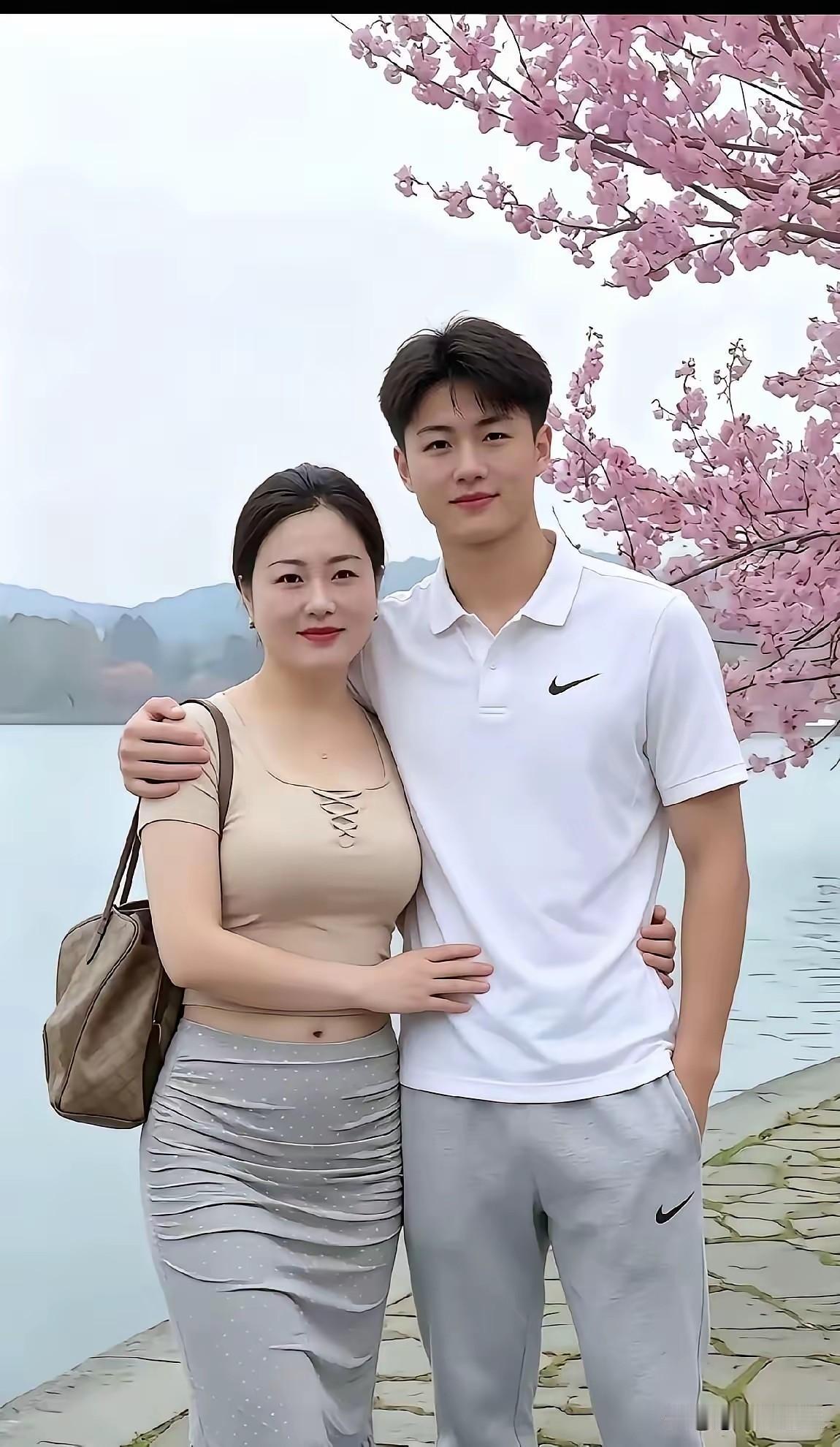 一张同框照片引发两种完全不同的猜测，不少网友看后认为是母子合照，也有很多人觉得二