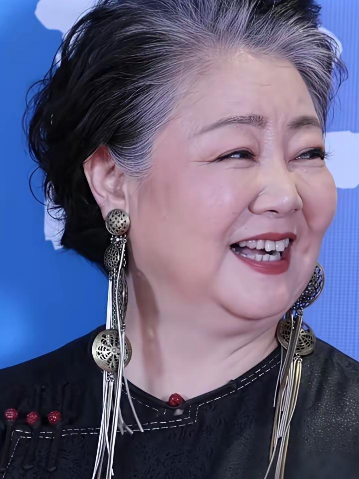 光是这一张笑脸，就能瞬间抚平人心，自带温柔气场的女演员实在少见。
 
萨日娜身着