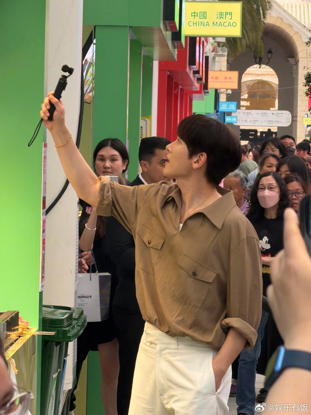 澳门偶遇池昌旭 网友偶遇池昌旭在澳门拍摄宣传片，生图状态也太能打了！欧巴这颜值真