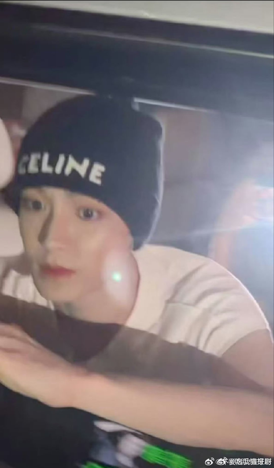 侯明昊疑似被激光笔照射律师谈侯明昊疑被激光笔照射 不少围观网友发问，激光笔照人没