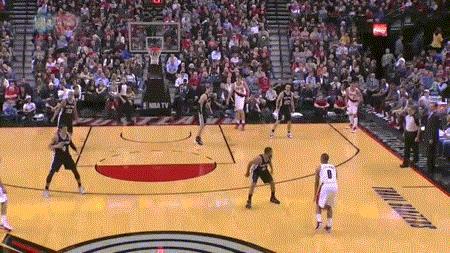 13年前，利拉德的一个炸球后撤步。脚踝终结者训练营