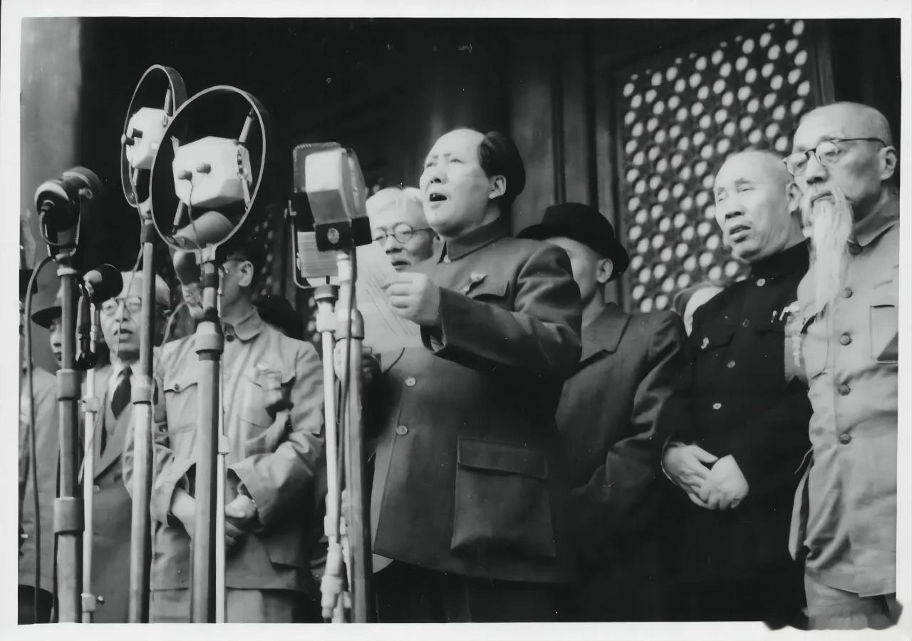 这么多年了我们从未因岁月的流逝而淡忘在那段风雨如晦的年代。他创建了一个新中国：中