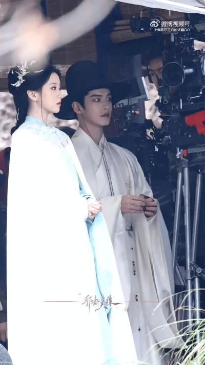 何与包上恩首个同框路透挺好 