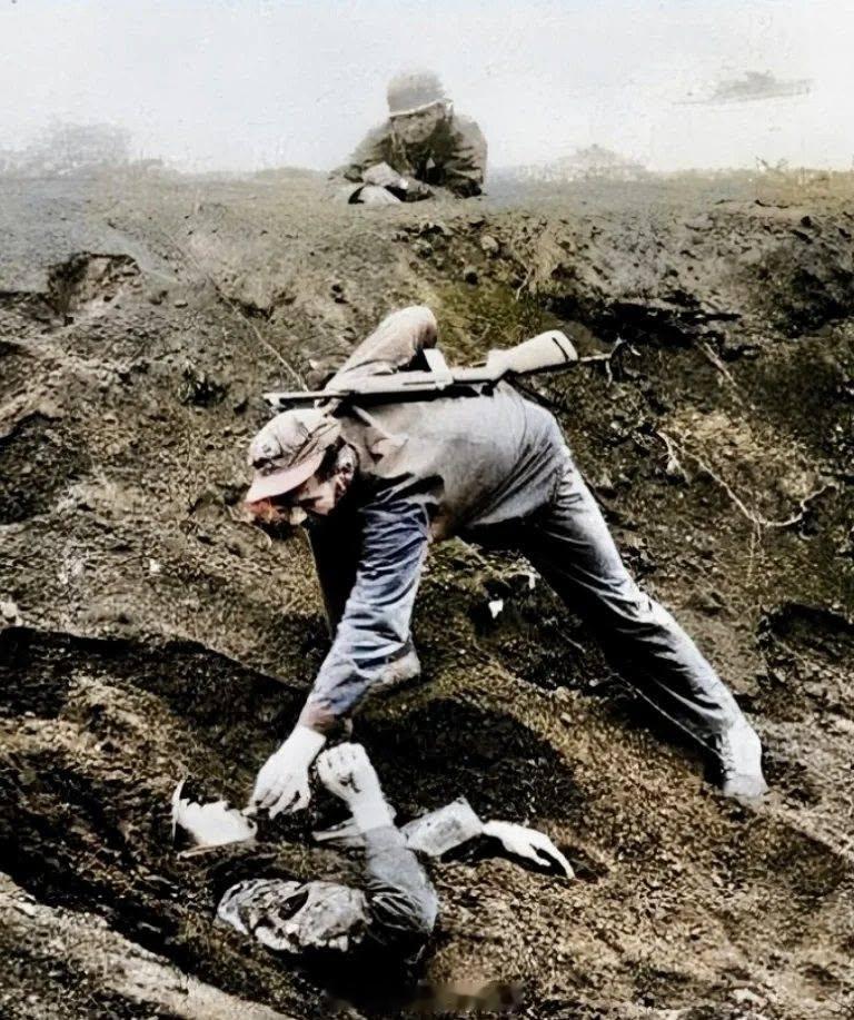 1945年，硫磺岛。在对该岛多次无差别轰炸后，美国陆战队登上小岛。一名美兵发现一