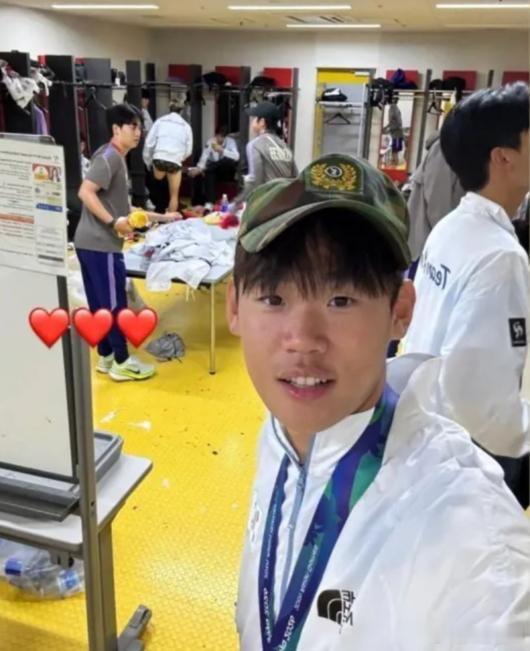 韩国U23亚运夺冠后：梁民革（图1）接受采访表示：“说实话，我觉得这些奖牌和奖杯