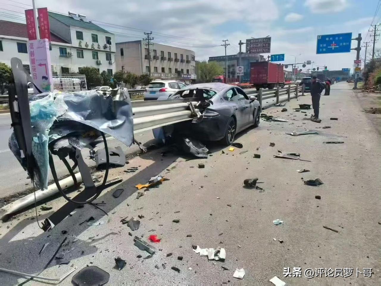 我满心好奇，人究竟去了哪儿呢？
要是没看走眼，轮毂中央有个“mi”字。
从这两张