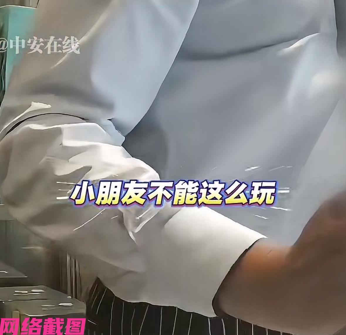 山东有家长带自家的小男孩来一家酒店，途中男孩在酒店的旋转门玩耍时，此刻被酒店工作