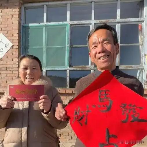 去年7月，来自山西的农民工安三山大爷凭借一篇《我的母亲》感动了众多网友。近日，他