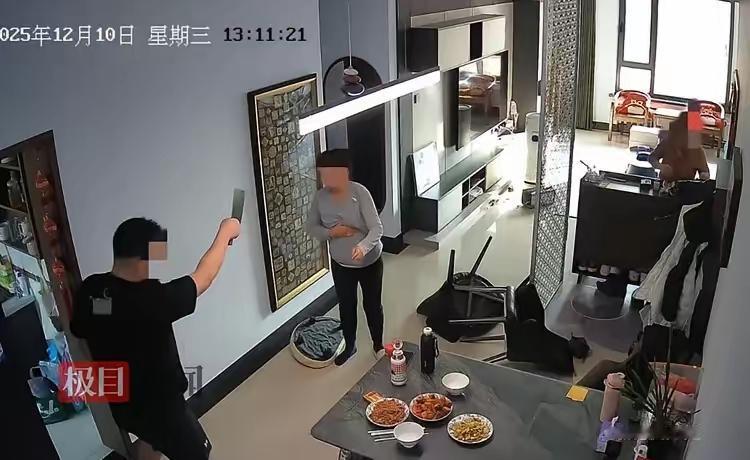 产子才55天，剖腹产伤口还没好利索呢，就被丈夫按在地上暴打、拖拽，甚至还从厨房抄