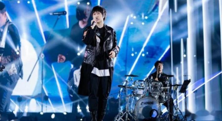 【面对“假唱”质疑，五月天主唱阿信选择硬刚：每一场，每一声，都来自于我依赖了24
