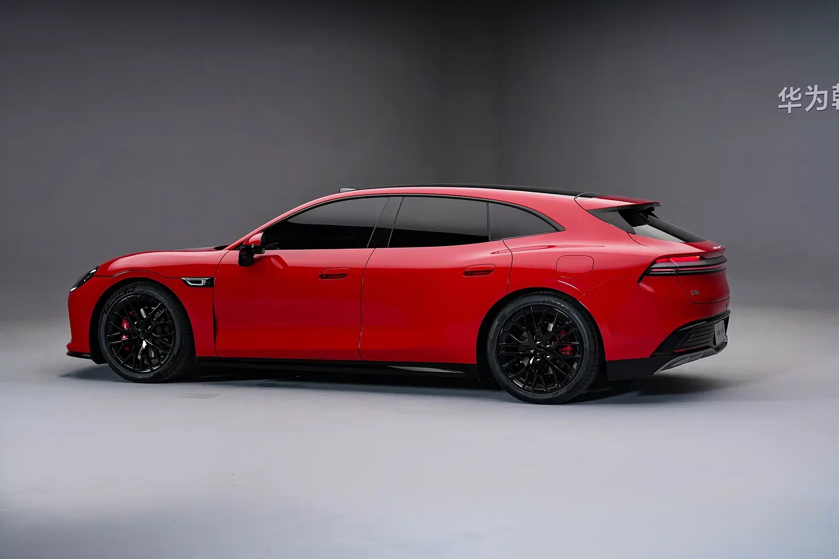 启境GT7首发亮相，定位猎装轿跑车，车长50500mm、轴距3000mm，基于8