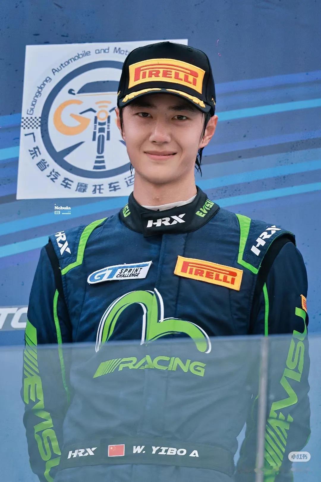 赛道的烟尘发动机的轰鸣脸上的汗水手中举起的冠军奖杯🏆，铸就了最意气风发的少年郎