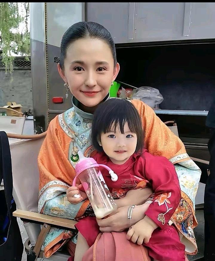 拍《山海情》的时候，热依扎刚出月子，就带着还在襁褓里的女儿和月嫂到了闽宁镇片场—
