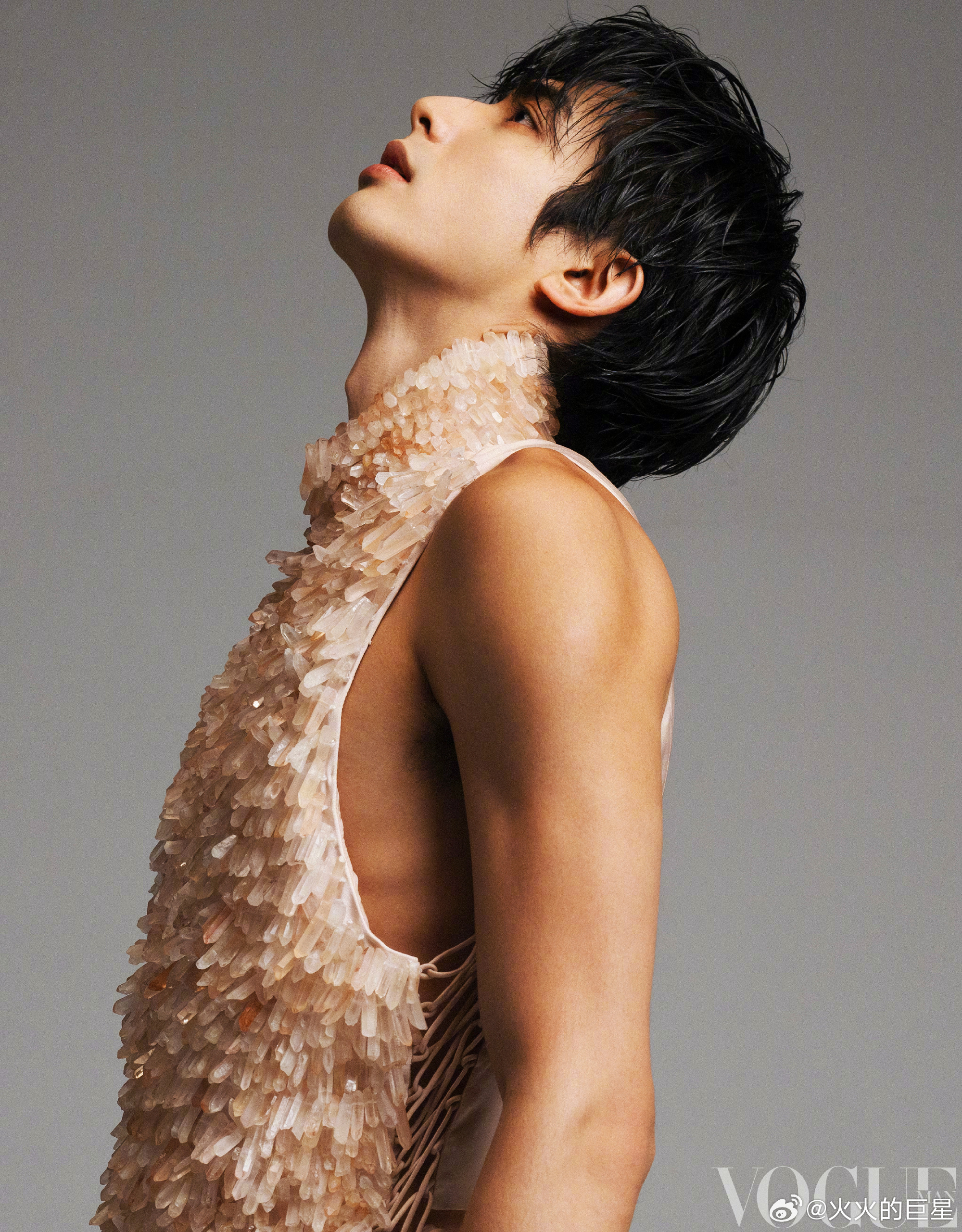 感受这个性张力。。。。。宋威龙无袖肌肉线条宋威龙好强的性张力