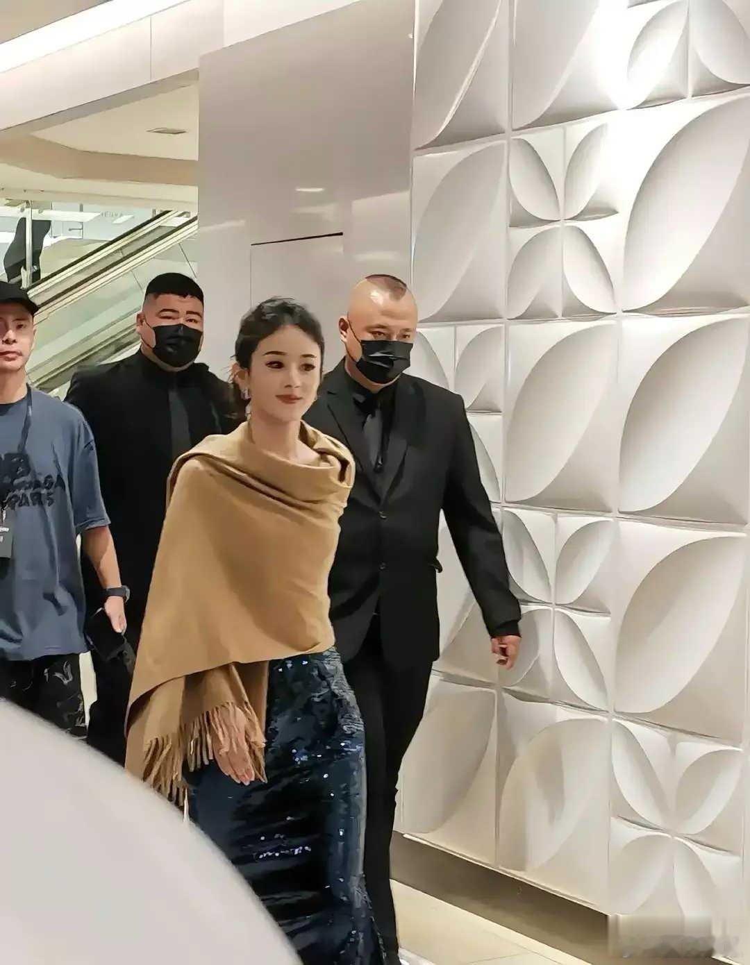 赵丽颖这气场绝了，自信强大自带锋芒，妥妥的一线明星气派，范儿超足！ 