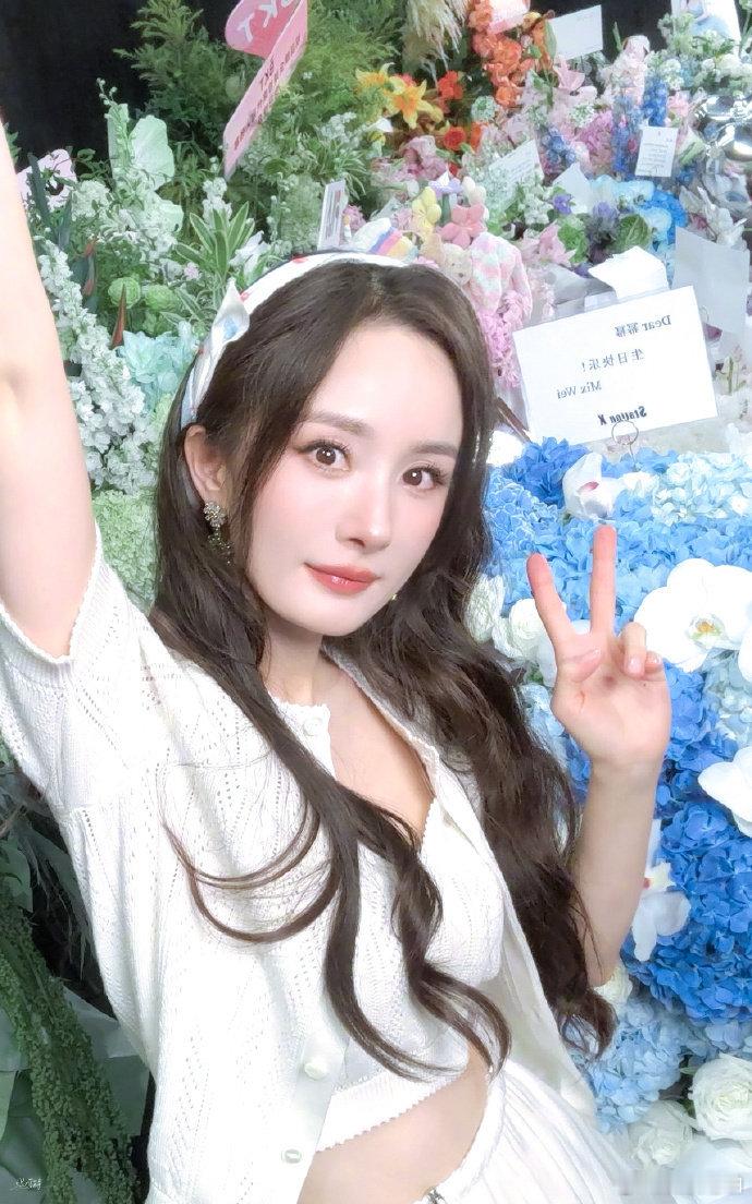 杨幂的抽象我现在也赶不上 考古杨幂的各种名场面，直接被她的抽象功力惊到。无论是采