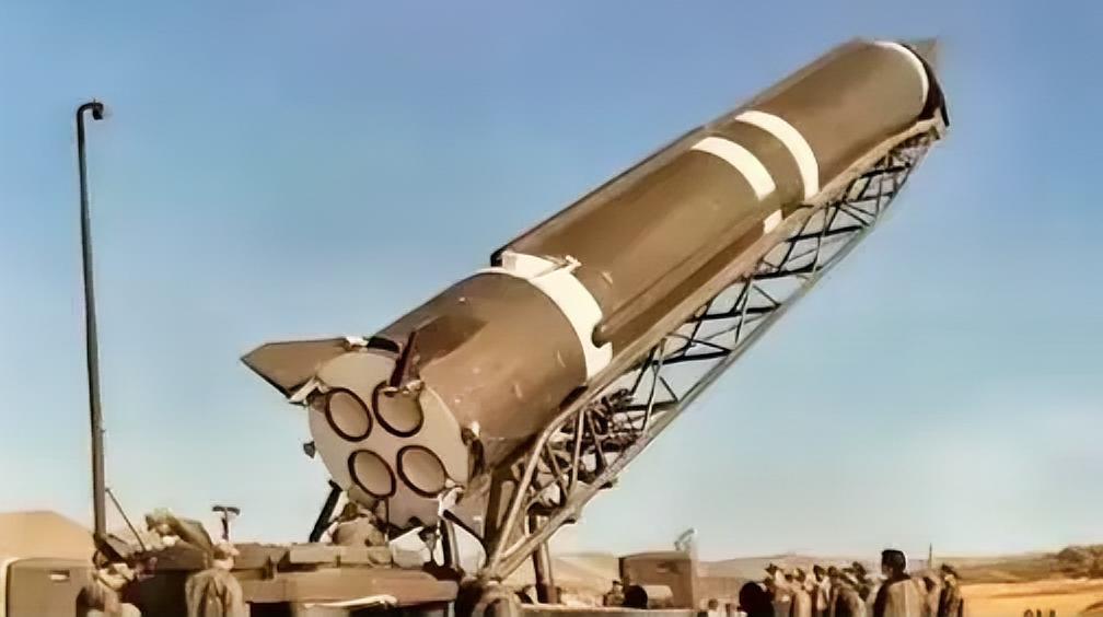 一口气花35亿买东风导弹，又砸150亿请中国驻军，付款极其痛快，谁能想到，在战火