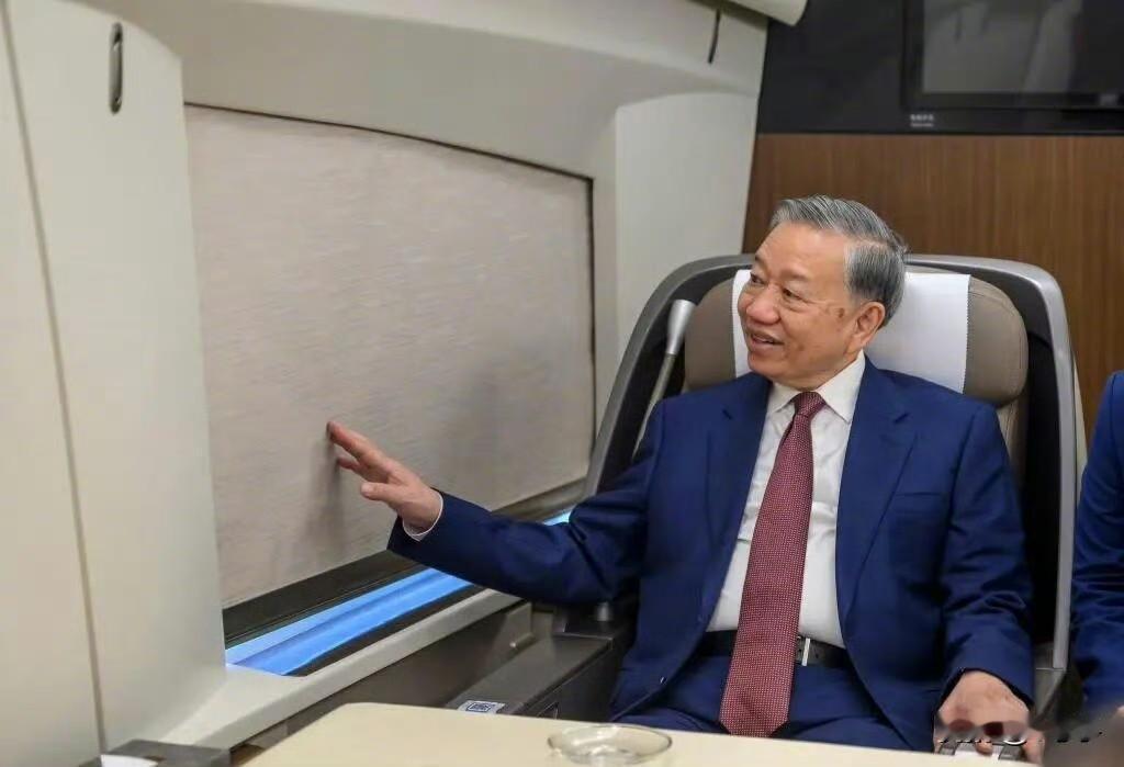 苏主席这么钟爱高铁，是不是心动了……
越南国家主席苏林访问北京，下飞机后直接乘和