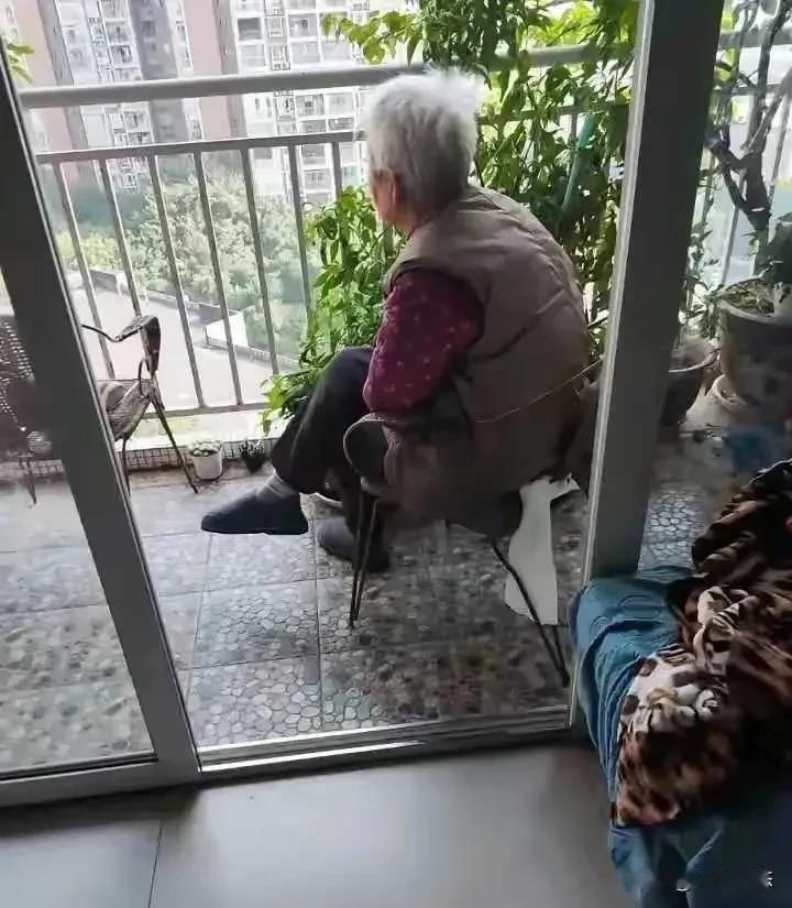 一辈子不结婚不生子，是自私还是清醒？

我姑姑从年轻到现在一直没有嫁过人，一个人