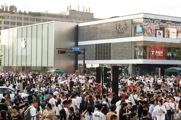 太反常，这次的国庆长假，掀起了一场罕见的反向消费模式！
 
反常一，出国的少了，