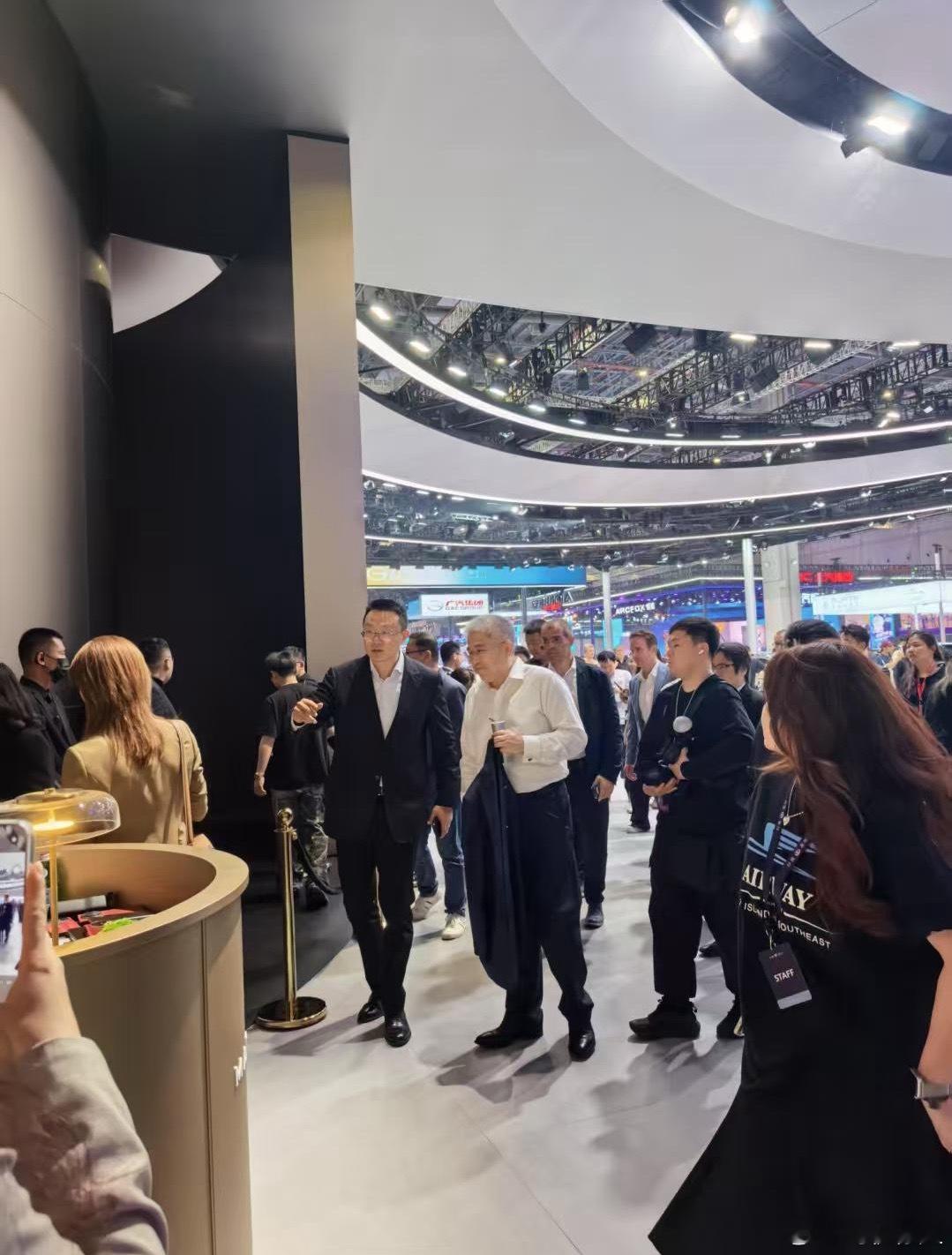 逛车展偶遇迈巴赫段建军总，来看尊界[doge]2025上海车展 ​​​