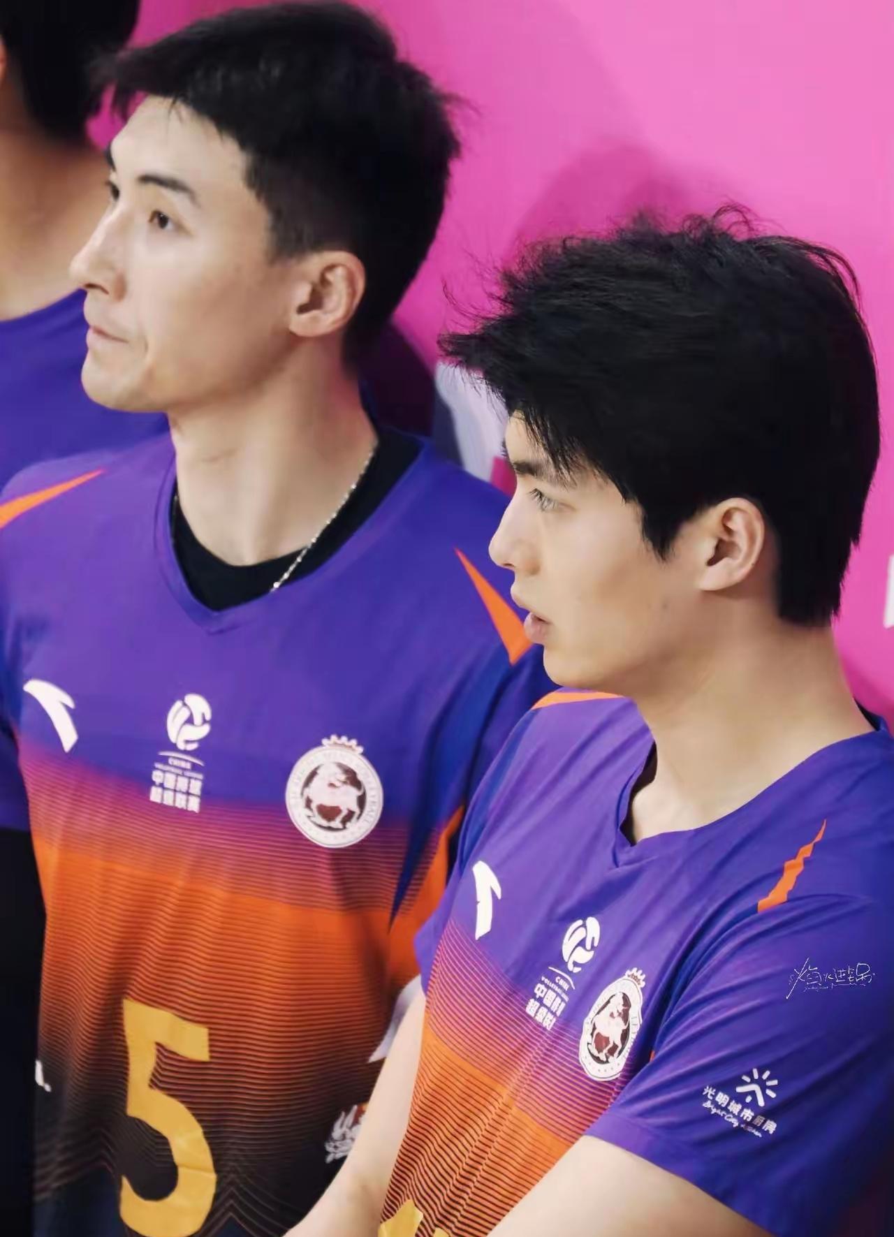 这两位排球运动员谁更帅？左边的叫于垚辰，因为长得太帅被大家称为“于美人”，右边的