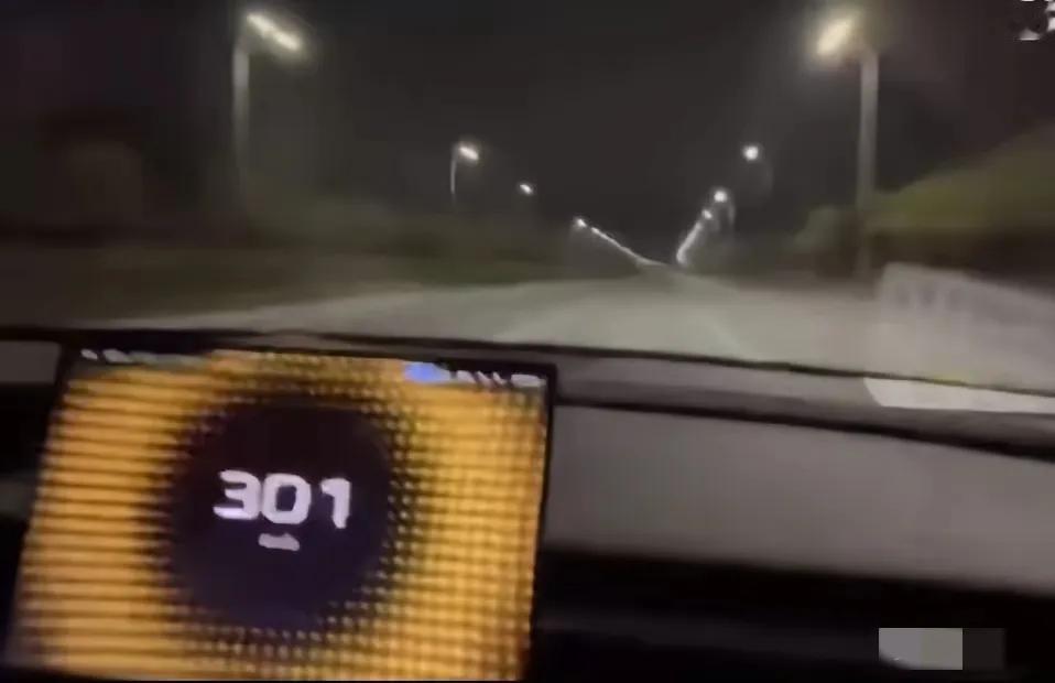 还是有人忍不住来挑战小米SU7 Ultra的加速，速度直接干到了300km/h，