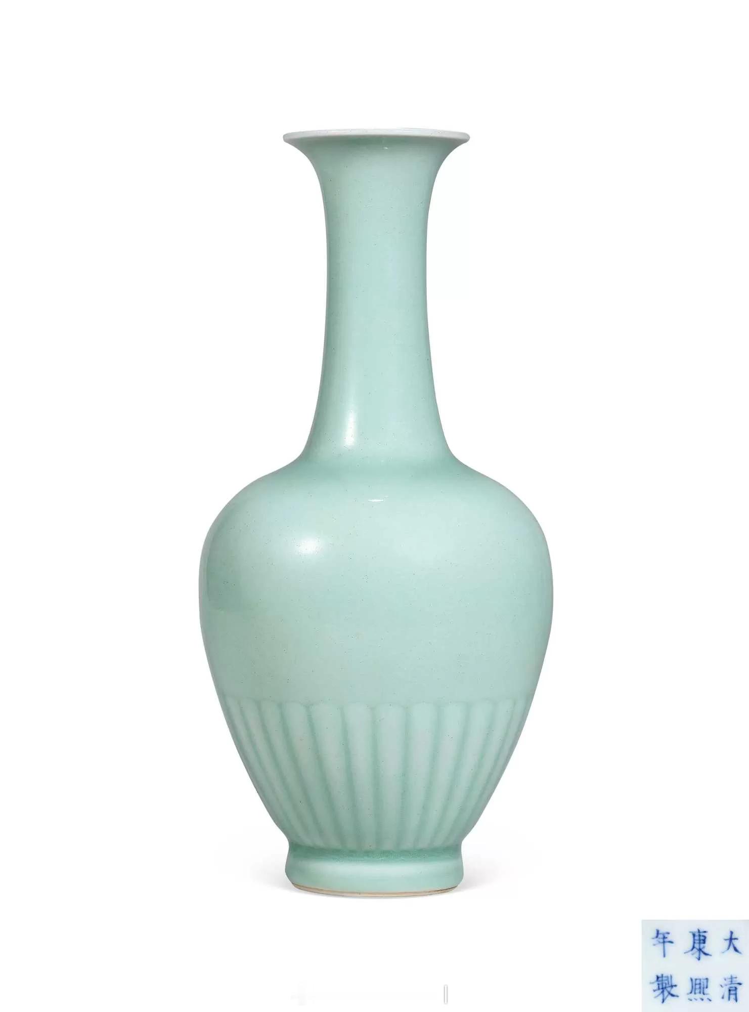 悦色集 | 清康熙 粉青釉菊瓣瓶本品撇口，长颈，丰肩，肩下敛收，圈足。通体施粉青