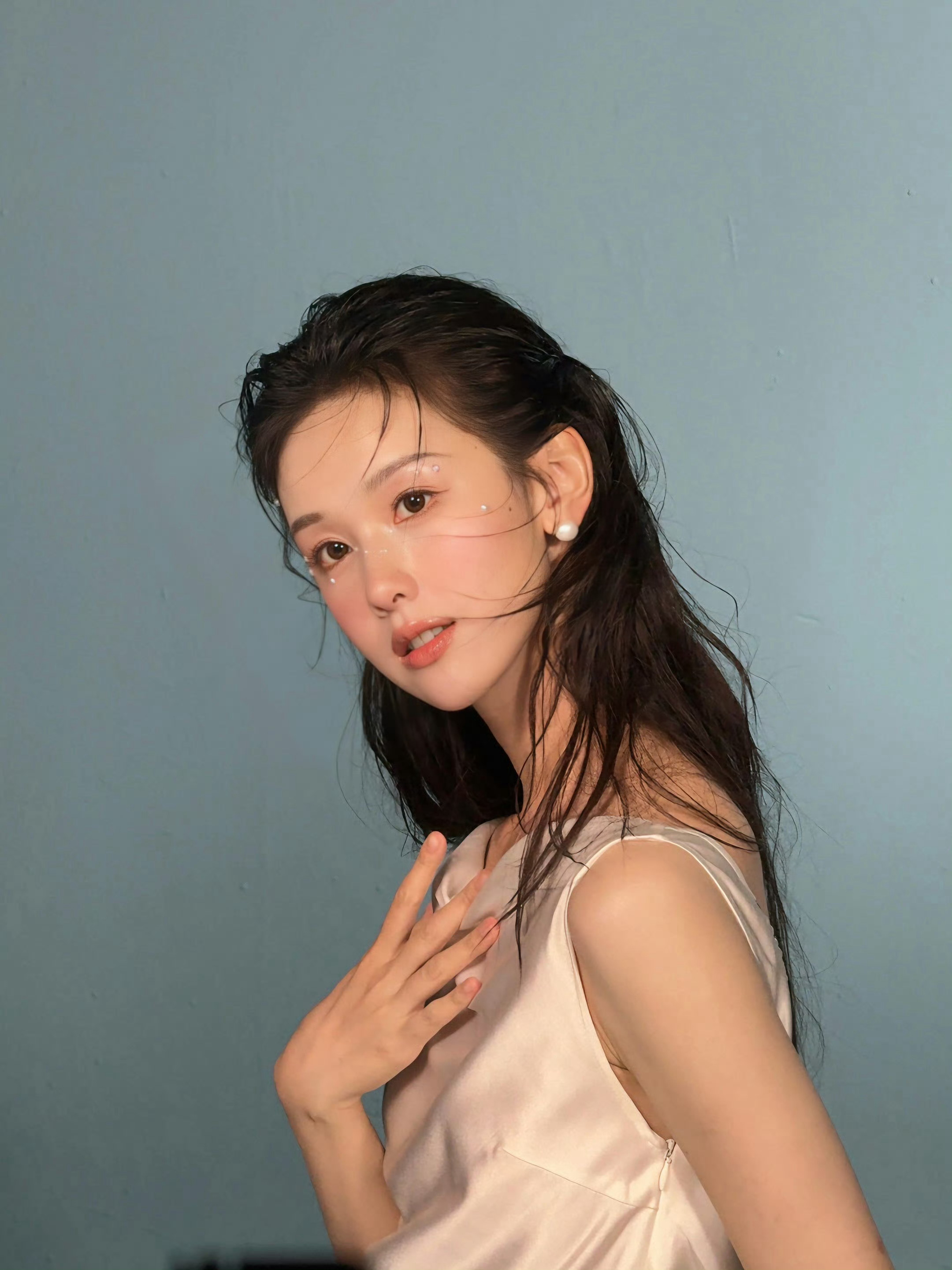 陈都灵余九琪 工作室分享嘟嘟营业照🪽湿发裹挟着朦胧氛围感，珍珠碎钻缀于眉眼之间