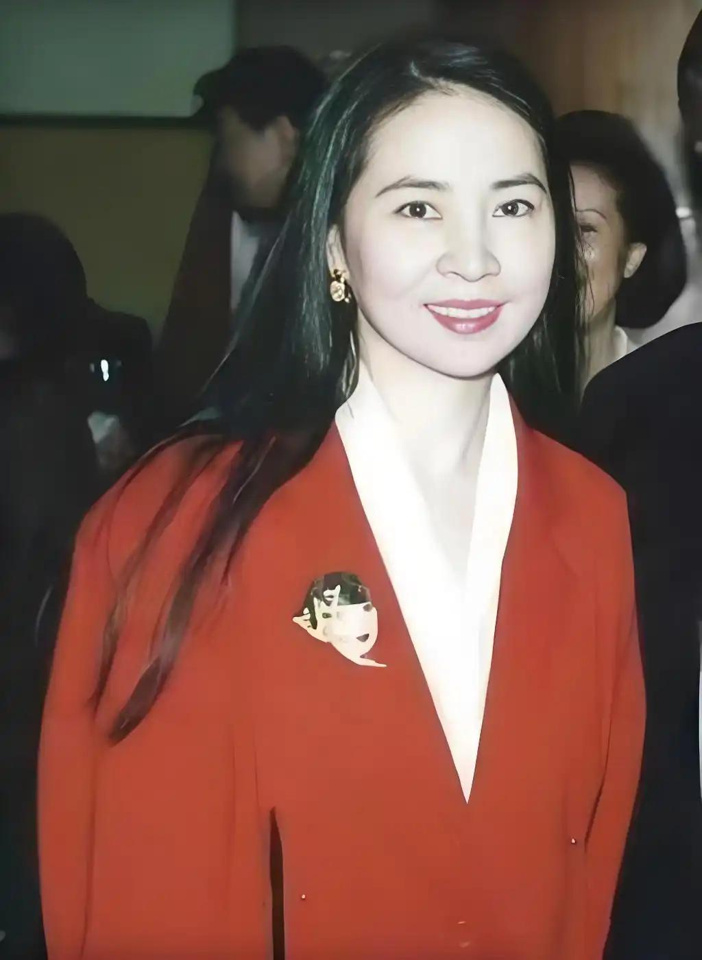 成龙的妻子林凤娇，被蔡澜评价特别能忍，所有委屈全部自己消化，不向外哭诉、也不撕破