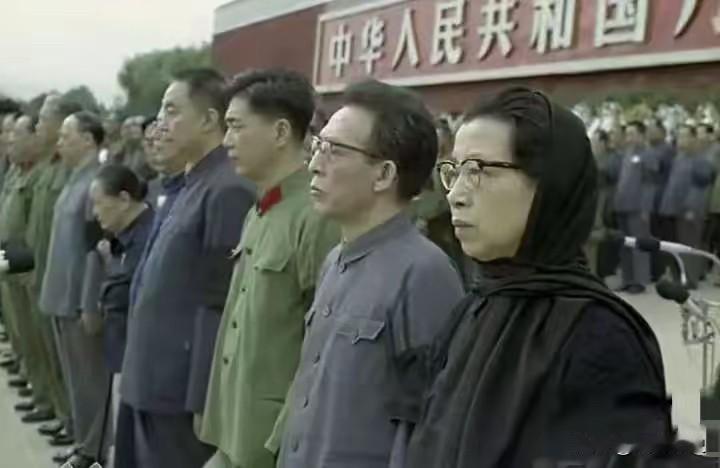 这张照片厉害了，这张合影中前面五个人，我敢说百分之90的人认不全，特别是中间那位