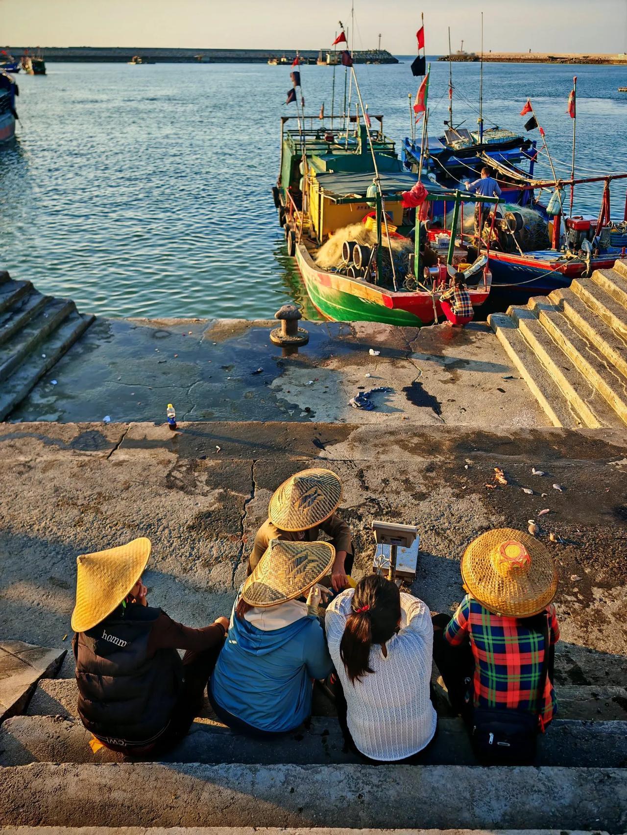 海南昌江海尾村，等待收网的渔船归来。海南干活的多是女人，男人幸福啊。