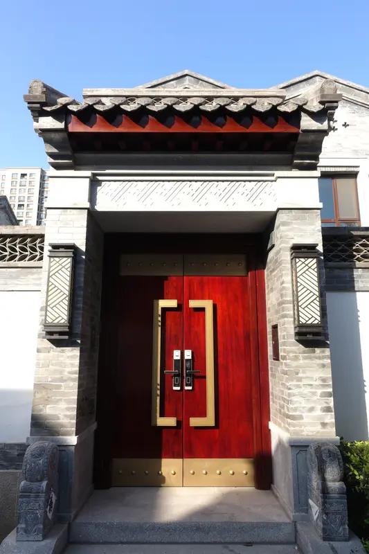 现在都是铝合金材质的门，不存在那个了，院子大门宽不低于2.5米，高度3米上下，其