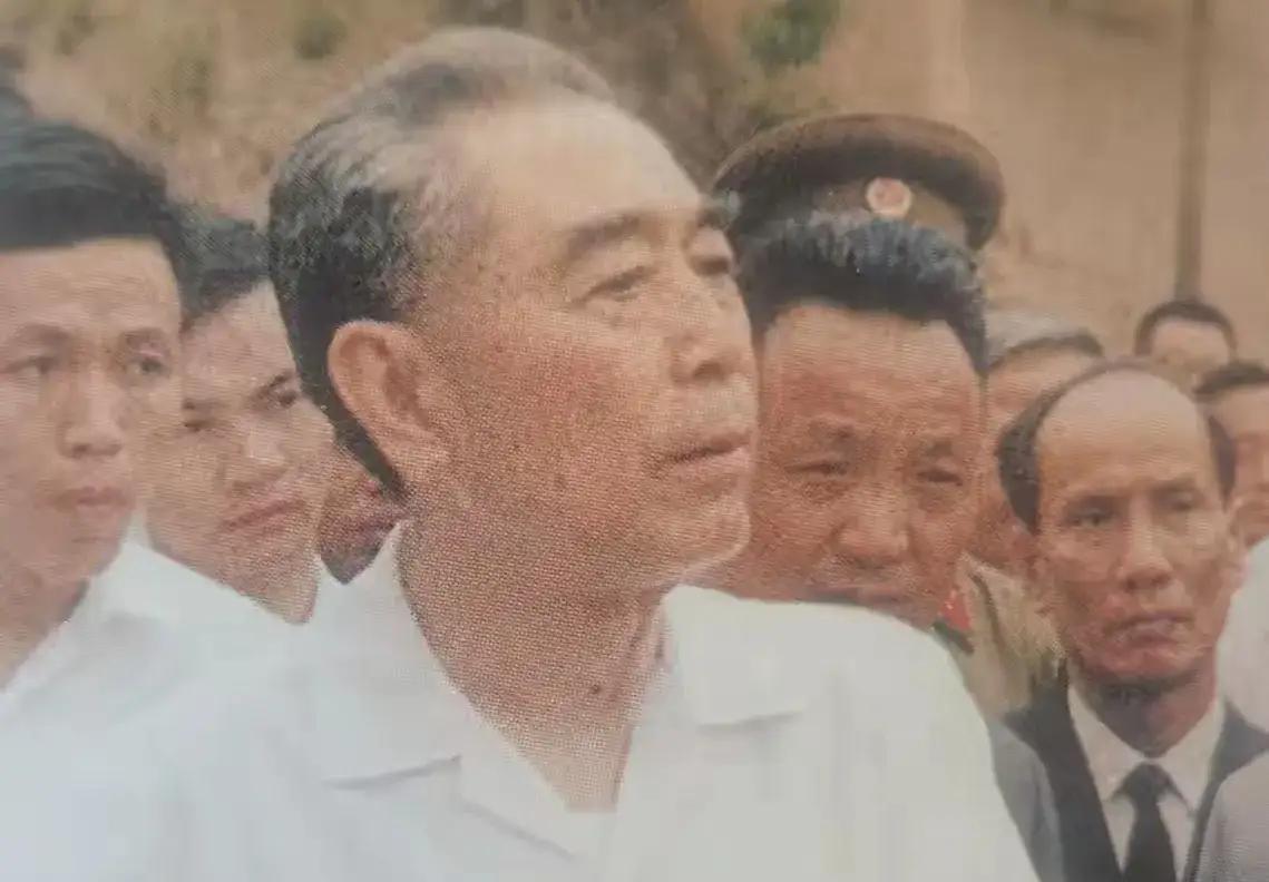 人民群众的总理，爱人民！