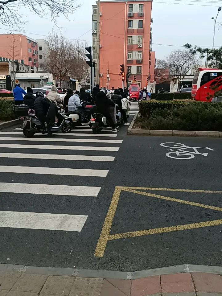 又回到了这里，又继续漂泊，没办法啊，在家里呆不下去了啊，都出去了，真的好迷茫啊，