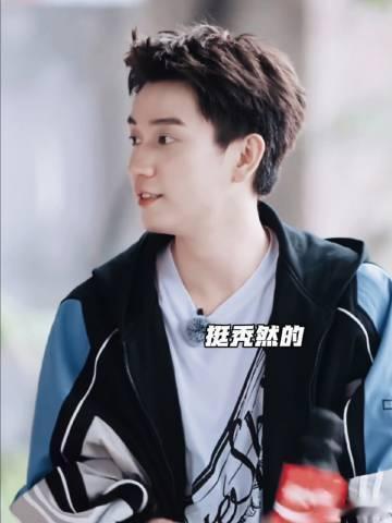 王子奇睡着被徐志胜盖衣服 难得的休息时刻王子奇安心熟睡，蜷缩的模样自带软糯感，徐