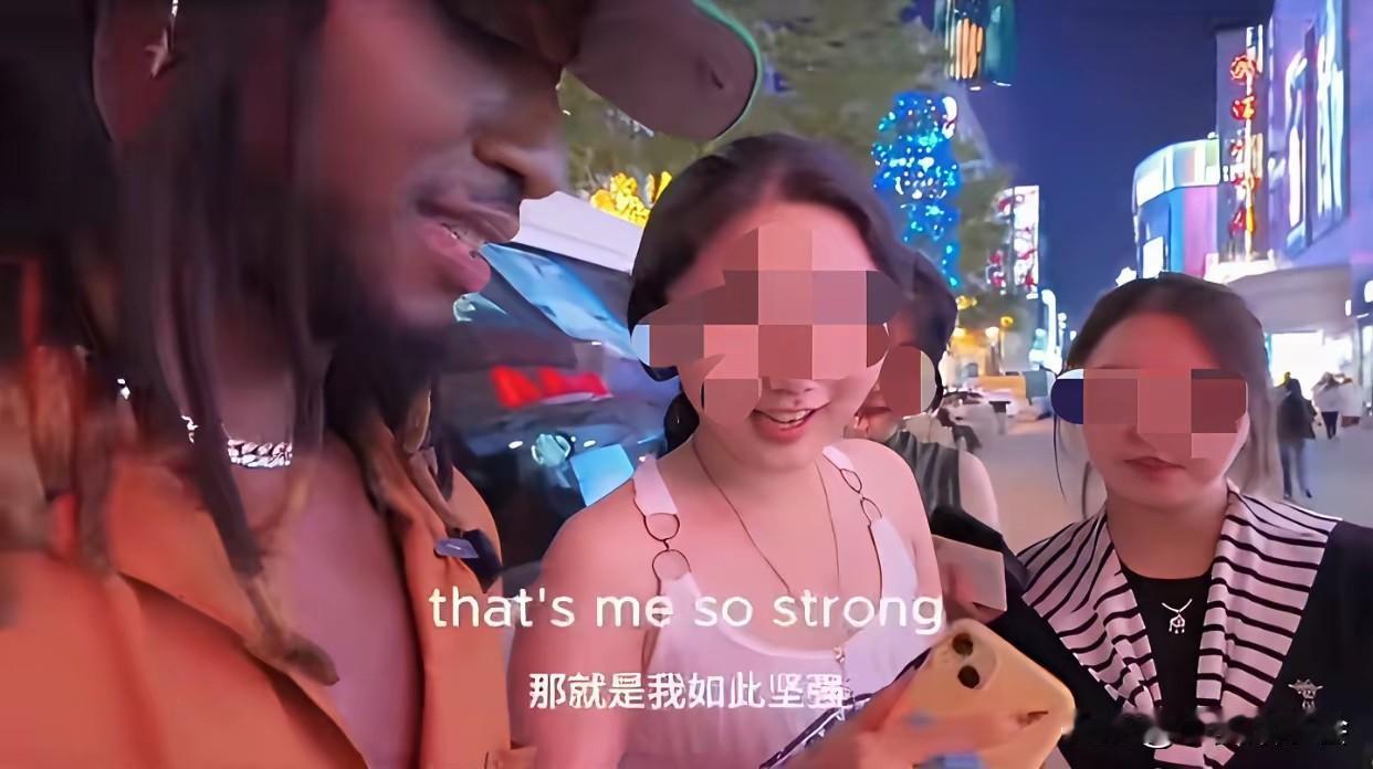 一外国人走在河北某地街头，几个美女围着其要微信加好友，外国人直呼“我以为我回到了