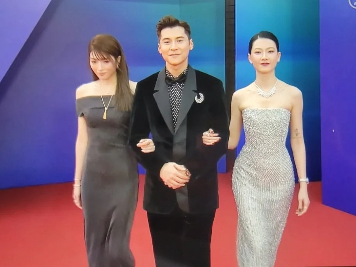 我笑得不行好诡异好好笑的画面连诗雅×陈家乐 ×廖子妤就这样一起走红毯 