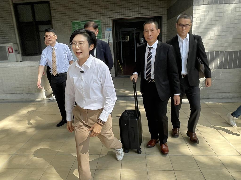 林岱桦怒斥批隐匿证据林。岱桦涉嫌诈领助理费与加班费案，高雄地检署侦结后，依《贪污
