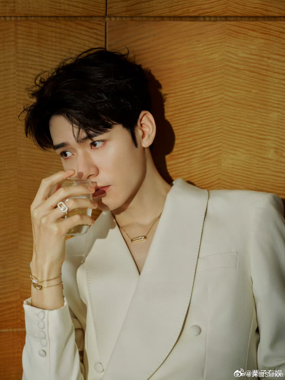 龚俊暖黄调白西装大片龚俊红底黑皮鞋龚俊暖黄调白西装大片，帅的不行了，[抱一抱][