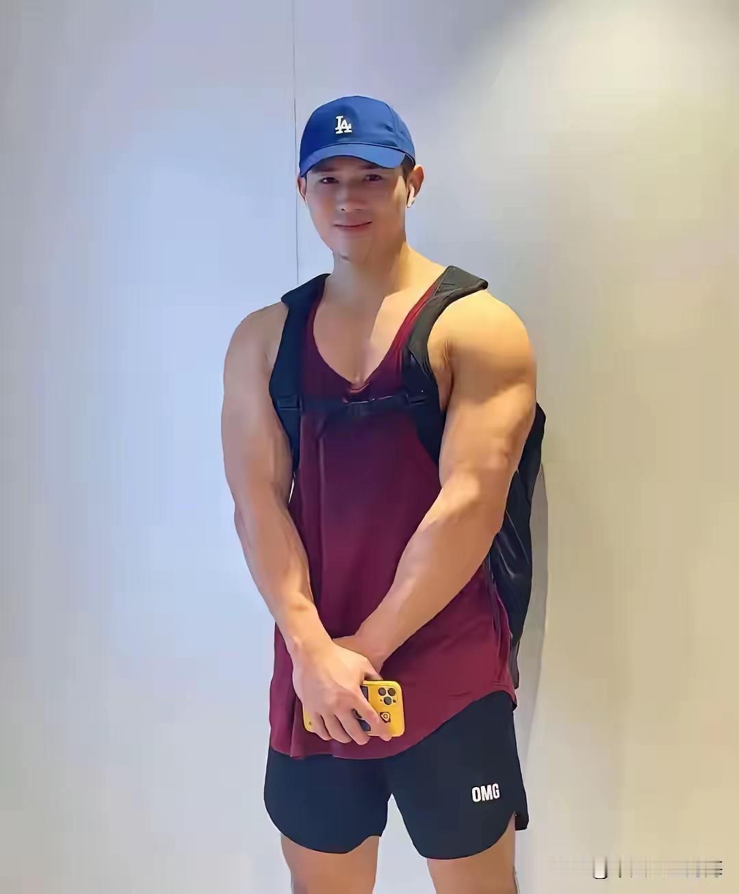 这个男孩叫王雄威，名字威风凛凛身体也健硕，可是却有一颗脆弱的心，仅仅30岁，就在