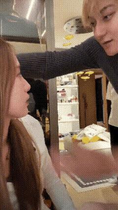 永远不要怀疑剪辑的力量，
黄子韬明明在玩游戏，
被剪出来却成了"直播扇老婆巴掌"